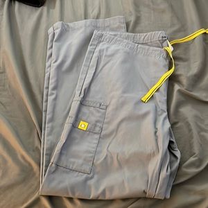 Spread good cheer medium tall gray cargo scrub pants